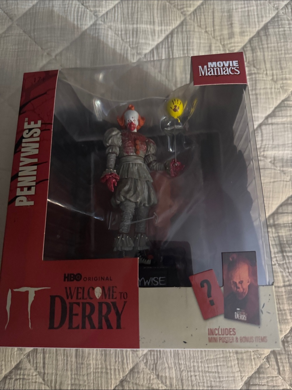 Movie Maniacs Pennywise Figure with Balloon - IT Welcome to Derry